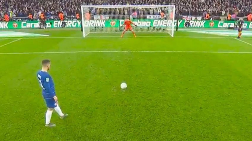 напряженный момент в штрафной вратарь и нападающий